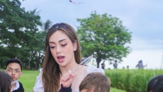 Viral! Video Celine Evangelista Cium Suami Ayu Dewi Regi Datau, Celine: tapi Pak Regi Minta