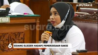 Kamaruddin dan Jaksa Kompak Curigai Susi PRT Ferdy Sambo Gunakan Handsfree Saat Bersaksi di Persidangan