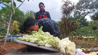 Kang Dedi Mulyadi Ajak Maula Akbar Berkunjung ke Makam Ibu Kandung: Terima Kasih Teh Sri Mulyawati