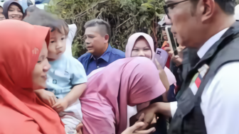 Gegara Ridwan Kamil, Ibu-Ibu di Tenda Pengungsian Gempa Cianjut Tetiba Jago Bahasa Inggris