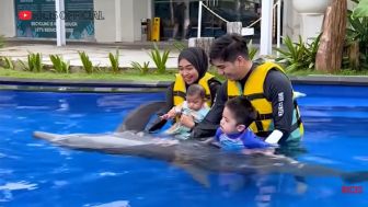 Wow Seru Banget! Ria Ricis Ajak Baby Moana Berenang bersama Lumba-Lumba