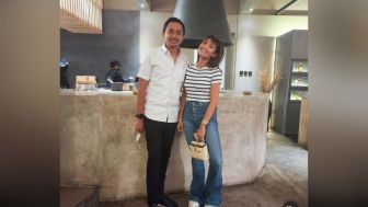 Makin Lengket!  Ayu Dewi Sering Unggah Foto Bareng Suami di Instagram, Netizen : Biar yang panas makin panas Sindir Denise Chariesta?