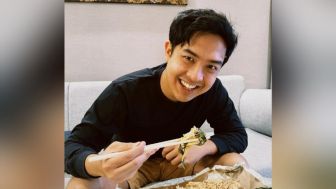 Cara Makan Nasi Padang Versi Jerome Polin :  Selesainya Minggu Depan