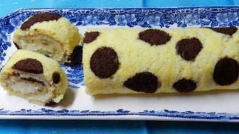 Gak Usah Beli! Resep Kue Gulung Polkadot Tanpa Oven Ini bikin Ketagihan