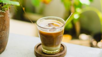 Resep Kopi Susu Viral Tiga Bahan, Kamu Berasa Ngopi di Cafe!