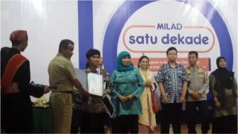 Tiko Dinobatkan sebagai Lulusan Terinspiratif, Intip Momen Wisuda Anak Ibu Eny: Hadiah untuk Mama