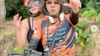 Posting Foto Berdua, Netizen Salfok Baju Kekasih Denise Chariesta