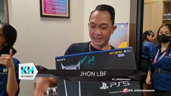 Tiko Resmi Jadi Adik Angkat Jhon LBf, Diberikan Hadiah PS 5