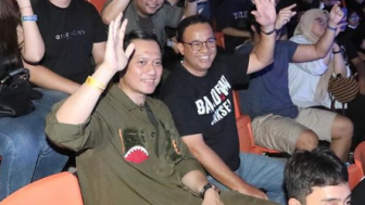 Nonton Konser Dewa 19, Agus Harimurti Yudhoyono Duduk Mesra Bareng Anies Baswedan