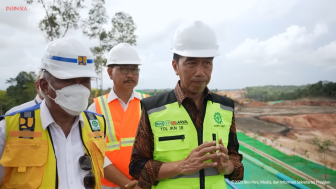 Acungi Jempol! Presiden Jokowi Tinjau Proyek Jalan Tol Menuju Kawasan Inti IKN