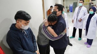 Erick Thohir Foto Peluk Korban Kebakaran Depo Plumpang, Netizen: Fokus Jadi Ketua PSSI Saja Pak!