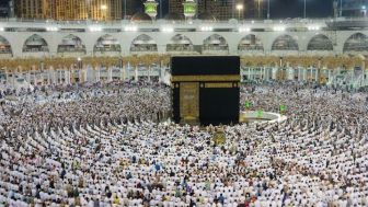 MIRIS! Pelaksana Ibadah Haji Gantungkan Tas di Pagar Masjid Mekkah: Malu Sama Allah