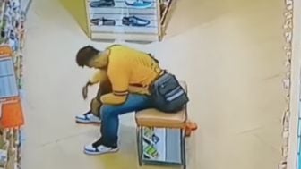 Viral! Pengunjung Toko Tukar Sandal dengan Sepatu yang Dipajang