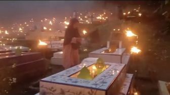 Ngeri! Tradisi Jelang Lebaran di Kota Ini Bakar Ratusan Lilin di Kuburan, Warganet: Respect
