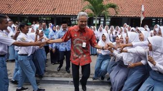 Ganjar Pranowo Gratiskan Pendidikan SMAN, SMKN dan SLB: Hanya Pendidikan yang Dapat Meningkatkan Martabat Keluarga