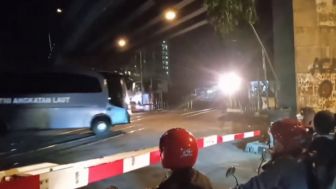 Viral Dua Bus Bertuliskan TNI ANGKATAN LAUT Nyaris Tertabrak Lokomotif Saat Nekat Terobos Perlintasan Kereta Api