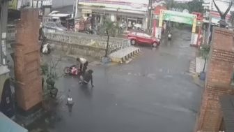Viral! Pengendara Motor Jatuh di Jalan Lalu Kabur dengan Motor Lain, Warganet Curiga
