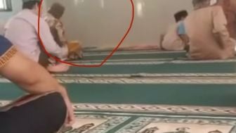 Heboh! Sebuah Truk Tiba-tiba Nyelonong Masuk ke Dalam Masjid di Cakung Jakarta Timur