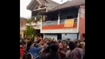 Buntut Kasus Sapi Kurban, Rumah Dewi Perssik Dikerumuni Warga