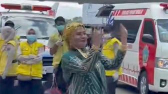 Antri Selama 13 Tahun Jemaah Haji Pamerkan Emas Pulang dari Mekkah, Netter: Pulang Piknik!