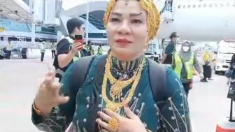 Sepulang Haji, Jemaah Asal Makassar Tiba Dibandara Bawa Emas 180 Gram