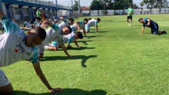 Miro Petric Langsung Pimpin Latihan Persib Sebelum Bertandang ke Semarang