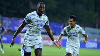 Eks Persib Bandung Berjaya di Vietnam, Pamer Trofi Juara di Medsos