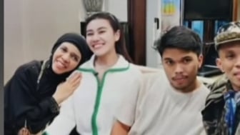 Viral Foto Santai Ortu Thariq Halilintar Bareng Aaliyah Massaid, Warganet Berdebat Sengit