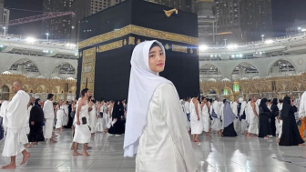 Foto Fuji di Depan Kakbah Tuai Sorotan, Warganet: Cantik Banget Calon Istri Asnawi