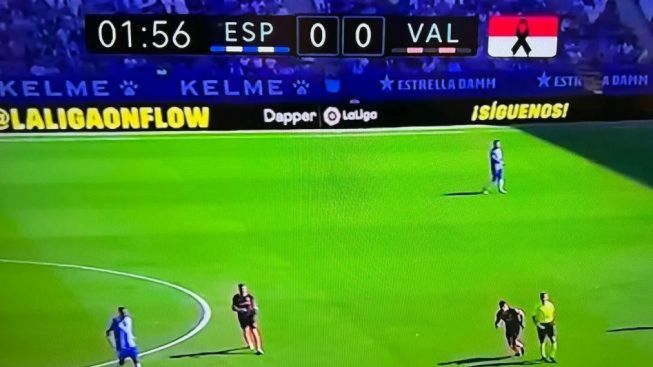 Kenang Tragedi Kanjuruhan, Bendera Merah Putih dengan Pita Hitam Hiasi Papan Skor Laga Espanyol vs Valencia Hari Ini