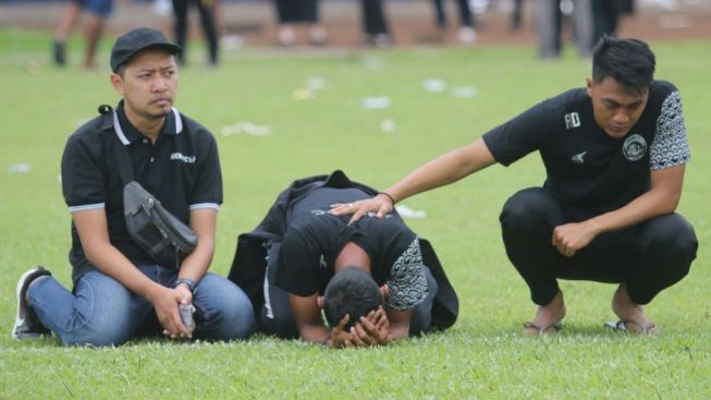 Tangis Para Pemain Arema FC Pecah saat Kunjungi Stadion Kanjuruhan Malang Pasca Kerusuhan