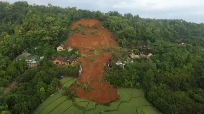 Tiga Rumah Warga Cibeber Cianjur Tertimbun Longsor, 4 KK Ngungsi