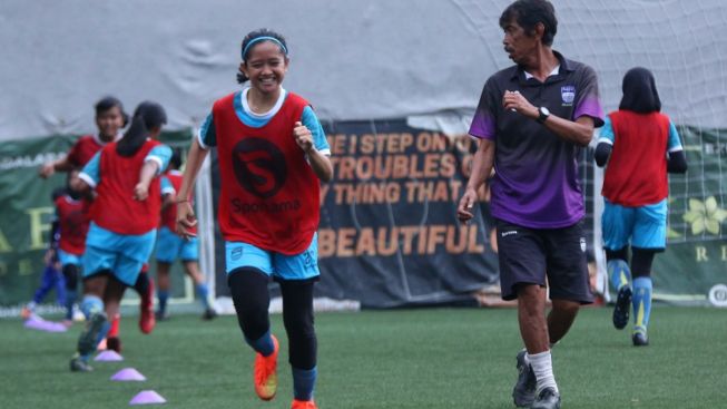 Pelatih Persib Putri Tetap Beri Motivasi di Tengah Kompetisi yang tidak Pasti dan WFC 2022