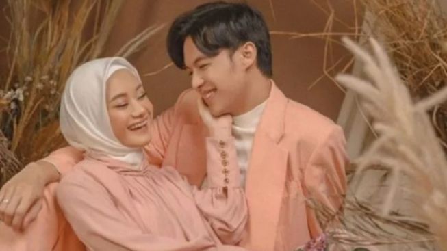Rey Mbayang Kerap Dikaitkan dengan Artis Inisial 'R' Ramalan Hard Gumay, Akun IG Suami Dinda Hauw jadi Bulan-bulanan Netizen