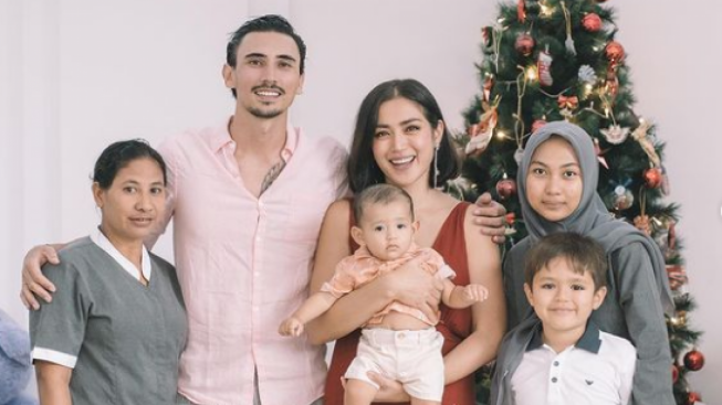 Momen Kebersamaan Jessica Iskandar Bersama Keluarga dan ART di Hari Natal