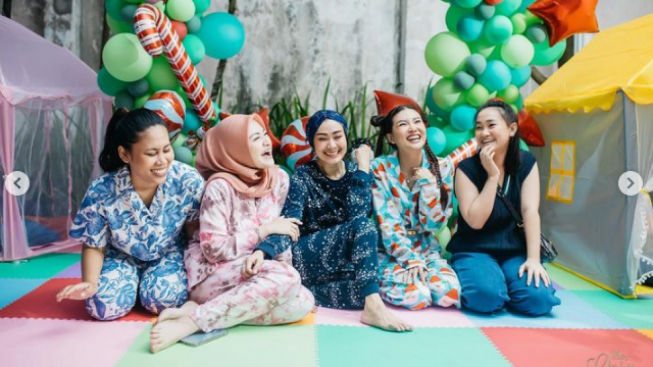 Keseruan Para Artis Saat ikut Memeriahkan Momen Natal Bersama Meskipun Berbeda Agama : Keren banget!