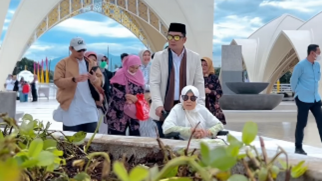 Penuh Haru, Gubernur Jabar Ridwan Kamil Bawa Sang Ibu Melihat Masjid Al Jabbar
