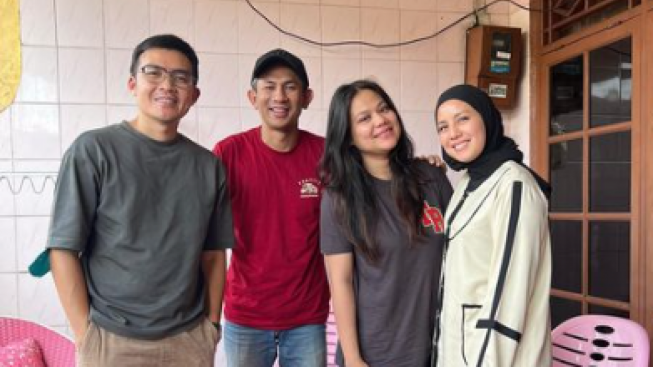 Keren! Tya Ariestya Bantu Keluarga Aji Yusman Cari Kontrakan