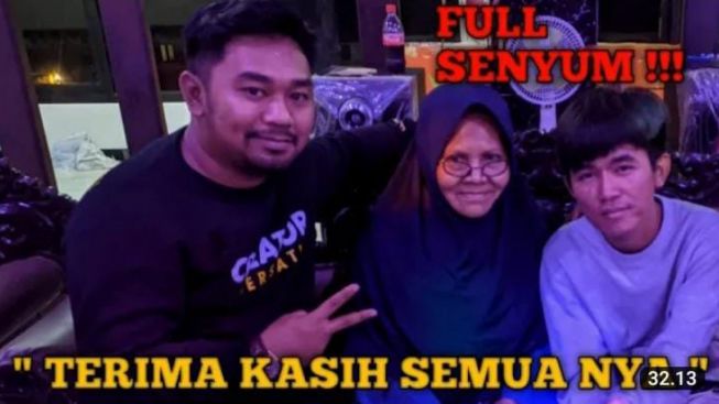 Ibu Eny Pulang, Sudah Sehat? Tampil Elegan dengan Balutan Hijab..