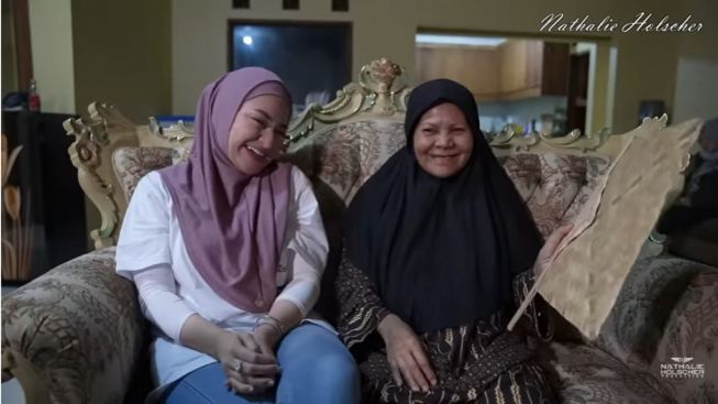 Baru Pertama Kali Bertemu, Ibu Eny Bikin Nathalie Holscher Tertawa Gara-gara Hal Ini