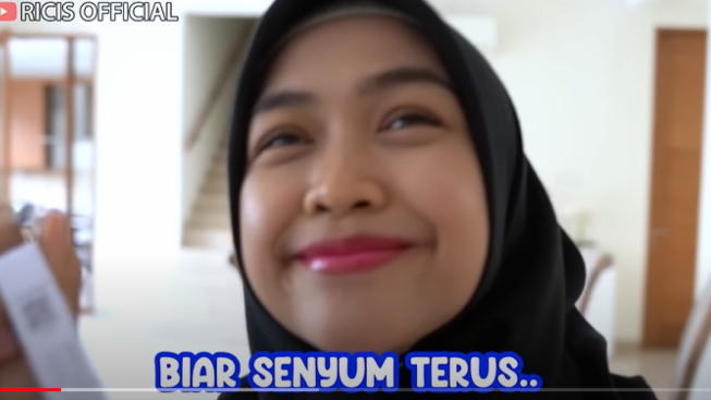 Full Senyum, Ria Ricis Sindir Balik Bunga Zainal