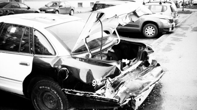 Heran! Satpol PP Ini Sengaja Tabrakan Mobil Dinas ke Tiang Bangunan