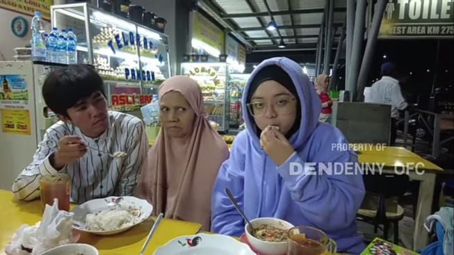 Tiko Tuai Pujian! Usai Lakukan Hal ini ke Ibu Eny Ketika Hendak Ziarah ke Madiun