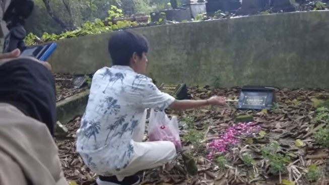 Sempat Kebingungan, Inilah Momen Tiko Ibu Eny Temukan Makam Pak Herman