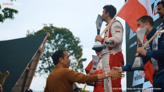 Presiden Jokowi dan Ibu Iriana Nonton Balap F1 Powerboat di Danau Toba