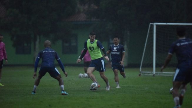 Ujian Ketangguhan! PERSIB Diguyur Hujan ketika Latihan Menuju Pertandingan Kontra Dewa United