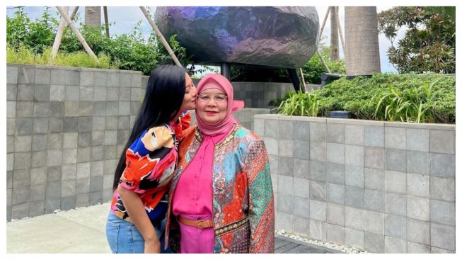 Rezeki Ngalir Terus! Titi Kamal Banjir Pujian Karena Berbakti kepada Ibunda