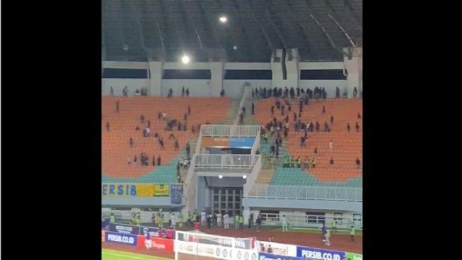 Ricuh! Pertandingan Persib Bandung vs Persis Solo Diwarnai Lempar Kursi