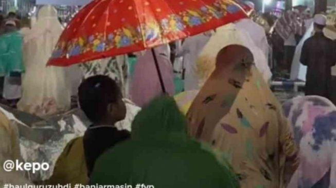 Viral! Momen Haru Anak Payungi Ibunya Saat Solat Bikin Warganet Meleleh