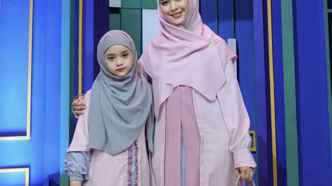 Tetap Stylish! Anak Ustadzah Oki Setiana Dewi Diajarkan Tutup Aurat Sejak Dini